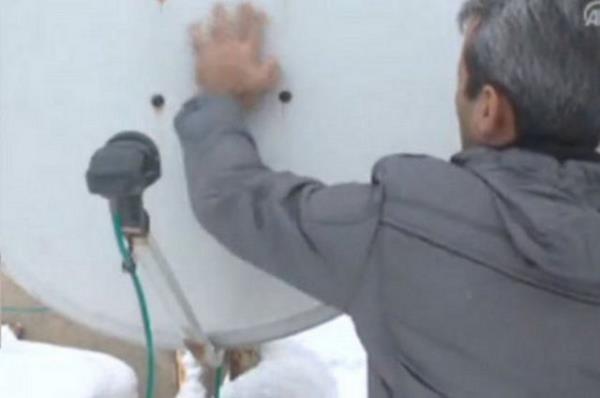 Hakkari'nin Yksekova ilesinde vatandalar, anak antenlerin karla kaplanmamas iin ilgin bir yntem uyguluyor. anaklar buz tutttuunda grnt gittiinden anaklara 'vazelin' sryorlar.