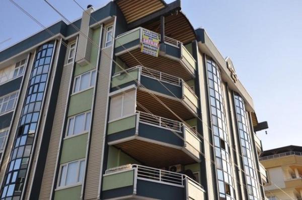 ANLIURFA'da, fkeli bir kii ocuklarna miras brakmamak iin 480 metrekarelik dubleks dairesini balkona ast ilgin afile satla kard. "Hain ve erefsiz evlada miras braklmasn diye satlk kelepir 480 metrekare dubleks daire" afii grenler aknlklarn gizleyemedi.