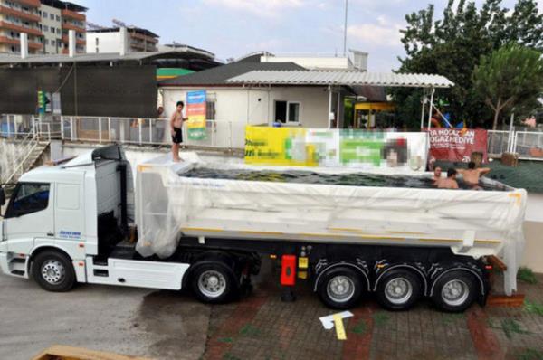 Havalarn ok scak olmas nedeniyle akaryakt istasyonu alanlarnn doal olarak zorlandklarn ve verimlerinin dtne dikkat eken Ali Aydn "yeri alanlarmzn diledikleri anda serinlemek iin denize ya da havuza gitme olanaklar yok.