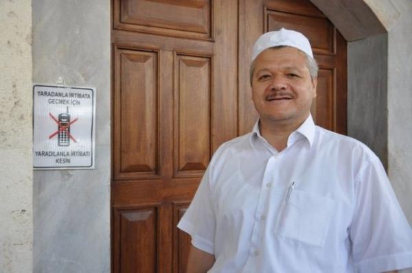 Krklareli Hzr Bey Camii'nde cemaatin cep telefonlarn kapatmadan namaza durmasnda bkan cami imam hatibi areyi ilgin bir uyar tabelas koymakta buldu. 'Yaratanla rtibata gemek iin yaratlanla irtibat kes' tabelasn gren cemaat telefonunu sessize alyor.
