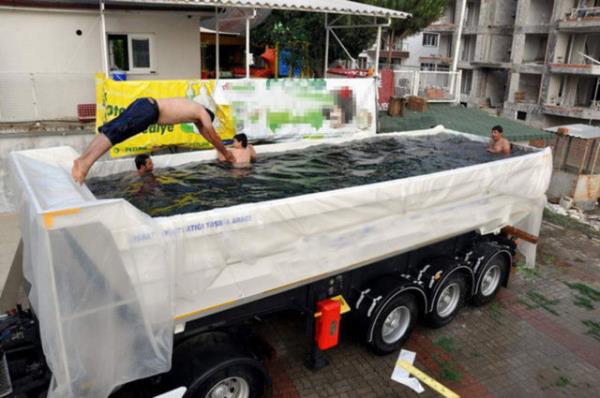 Aydn'n Nazilli lesi'nde akaryakt istasyonu sahibi Ali Aydn, kendisine ait TIR'n kasasn, scaktan bunalan iyeri alanlar ve mterilerinin serinlemesi iin havuza dntrd.