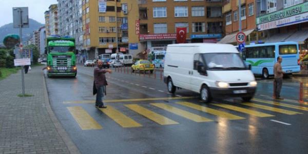 Kalender, ehrin trafii en youn olan Menderes Bulvar zerindeki yaya geidinin yannda bulunan "yaya geidi" tabelasna zerinde, "Trafik kurallarna uyanlara teekkr ediyorum. kz srclerin dikkatine bu sar izgilerde gei stnl yayalarndr" yazl tabela ast...