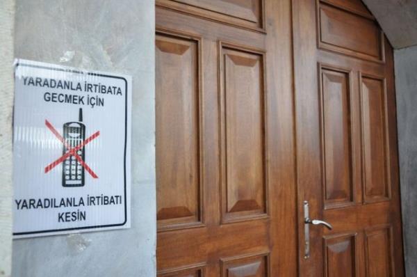 Uyarc tabelada yazan, 'Yaratanla rtibata gemek iin yaratlanla irtibat kes' yaznn cemaat tarafndan dikkat ektiini dile getiren mam Hatip Kutlugn, "Camilerde cep telefonlarnn sesi cemaati ok rahatsz ediyor. Hatta baz cep telefonlarnn mzii gazino, dn ortamlarn camiye tayorlar.