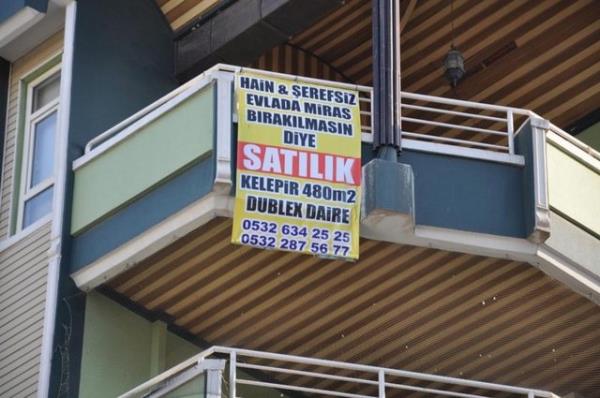 Hamidiye Mahallesi Emniyet Caddesi zerinde bulunan 5 katl Ko Apartman'nn son katnda bulunan dubleks daire ad aklanmayan ev sahibi tarafndan satla karld. 800 bin liraya satla kartlan dairenin balkonuna ilgin satlk afii asld. zerinde "Hain ve erefsiz evlada miras braklmasn diye satlk kelepir 480 metrekare dubleks daire" yazl afii gren vatandalar, aknlklarn gizleyemedi.