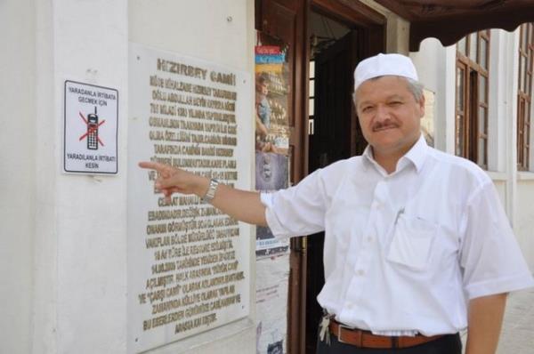 Krklareli'nin Hzr Bey Camii mam Hatipi Ali Kutlugn, namaz klarken alan cep telefonlarndan bknca areyi cami giriine tabela asmakta buldu. 'Yaratanla rtibata gemek iin yaratlanla irtibat kes' tabelas asarak cemaatimizi uyaran cami imam hatibi bu sayede namazda telefon alma olaynn azaldn kaydetti.