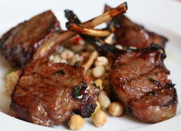 <b>YA�SIZ ET:</b>  Temel animoasitlerden biri olan ve i�inde s�t �r�nleri, bal�k ve et kadar protein i�ren L�sin, daha az yemenize ve tok kalman�za yard�mc� olur.