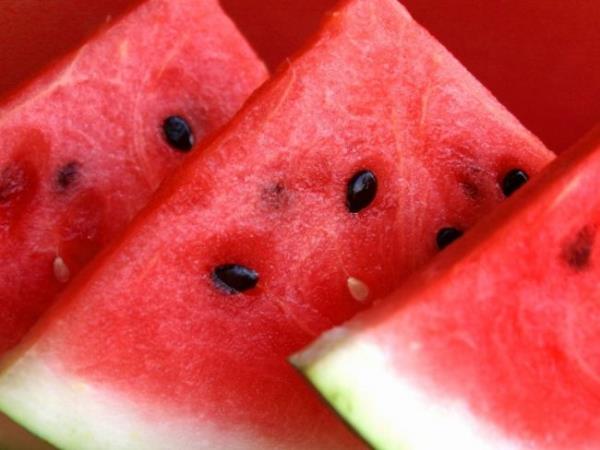 <b>KARPUZ:</b>  Su ve C vitamini bak�m�ndan zengin olan karpuzun bir kasesi veya suyu sadece 80 kaloridir.