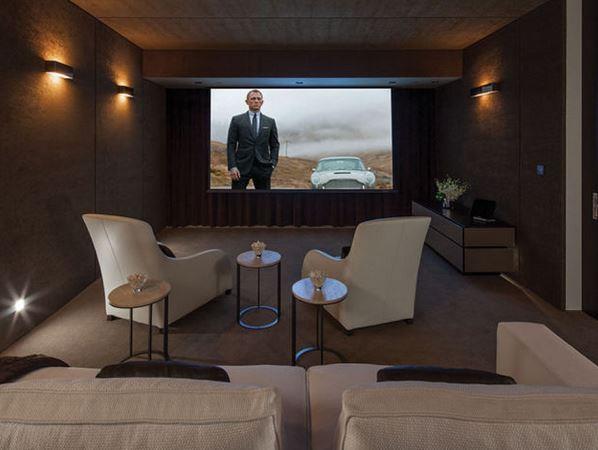 D cephesinin byk bir ksm camla evrili evin etrafn ise, muhteem bir su yolu evreliyor.