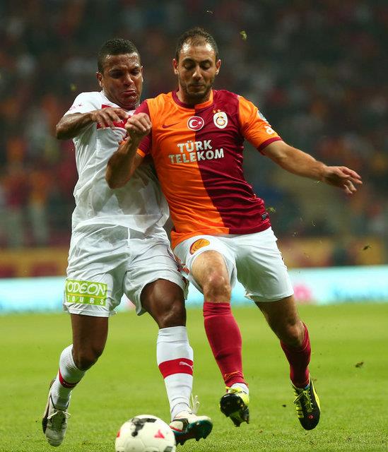 <p><b>AMRABAT'IN SATIINA ONAY </b></p>  Dinamo Moskova'dan Amrabat iin gelen 5 milyon Euro'luk transfer nerisi, ynetimin yzn gldrm, bakan nal Aysal'n da bu transfere onay verdii belirtilmiti.