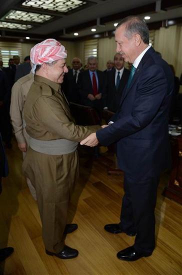 Diyarbakr'da tarihi bir gn yaand. Her ynyle 'ilk'lerin gnyd... Babakan Recep Tayyip Erdoan, Irak Krdistan Blgesel Ynetimi Bakan Mesud Barzani ile bulutu. Barzani 21 yl sonra Gneydou'ya geldi. Krt arkc ivan Perver 37 yl sonra Trkiye'ye geldi. brahim Tatlses, Perver ile det yapt. Tatlses, vurulduktan sonra sahnede ilk kez trk syledi. Babakan Erdoan, ilk kez BDP'li bir belediyeyi ziyaret etti.