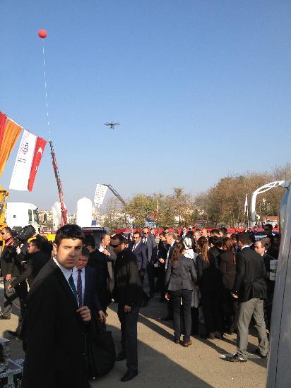 <p><b>LK KEZ OCTOCOPTER KULLANILDI</b></p>  Babakan Erdoan ve Barzani'nin miting alann giriini canl yaynlamak iin octocopter kullanld. Bu da bir ilk olarak yerini ald.