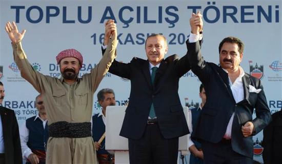 Diyarbakr blgenin kutup yldz bir ehridir. Yol gsterici bir ehirdir. Zlkf ve Elyasa peygamberlerin evliyann ehridir. Mekke Medine Kuds ve am?n ardndan beinci haremi erifi saylan bir ehirdir. unu bilin ki Diyarbakr huzurlu olursa Erbil, Kaml daha huzurlu olur. Unutmayn sizin sorumluluunuz byk. Bu yeni srete Diyarbakr?n hakem olmasn, srece yol gstermesini istiyorum.