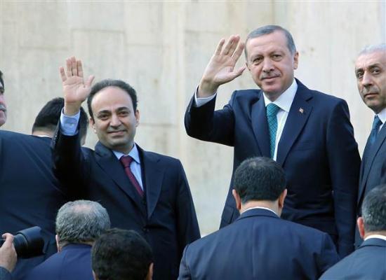 Babakan Erdoan ve Belediye Bakan Osman Baydemir bina girii ncesinde birlikte vatandalara el sallad.