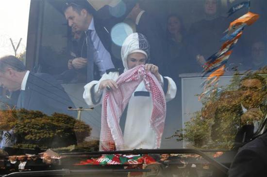 Emine Erdoan hediye edilen puiyi boynuna takt.