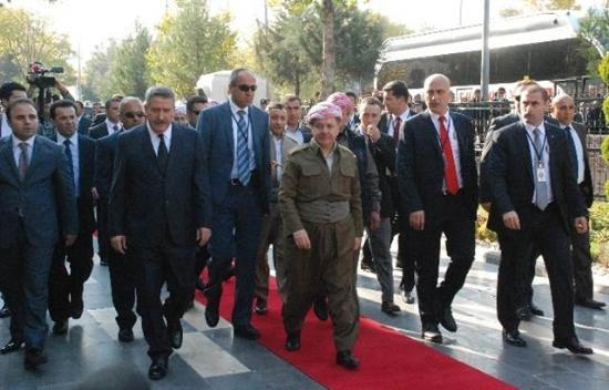 <p><b>BARZAN PROGRAMINI DETRD, VALLE GTT </b></p>  Barzani'nin programnda yoktu ama son dakika deiikliiyle Barzani de Valilik ziyaretine katld.