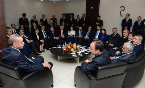 Mardin Bamsz Milletvekili Ahmet Trk ise gazetecilere unlar syledi:   ''Bu kritik srecin almas konusunda, kardelik hukukuyla meseleye baklmas gerektii konusundaki dnceleri sayn bakan ifade etmitir. Biz misafir olduumuz iin, sayn bakan hem grubumuz adna hem belediye bakan olarak almalarn ve taleplerini dile getirdi. Bu diyaloun mzakereye dnmesi lazm. Umut ediyorum ki Krtleri bir halk, talepleri iselletiren bir yaklamla btn bu sreleri aarz. Diyarbakr ziyaretlerini de Krt sorununun zm iin bir adm olarak grmesini istiyoruz. Sayn Barzani bugn Sayn Babakan ile grmek zere geldiler. Buras Amed, krtlerin kalbidir. Amed?de bulunmas bakmndan sayn Barzani?de kendi lkesine geliyor. Biz burada misafirperverlik lsnde gereken sorumluluu yerine getireceiz. Bizim tartacamz elbette ok ey var. bugn buna imkan olmayabilir. Ama biz de biliyoruz krtler arasndaki diyalogsuzluk, rojova?daki skntlar. Krtlerin ortak bir irade noktasnda btnlemesi bizim iin nemlidir.''