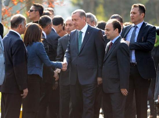 Erdoan ile ei Emine Erdoan, Babakan Yardmclar Blent Arn, Beir Atalay, Bekir Bozda, Aile ve Sosyal Politikalar Bakan Fatma ahin ve Dileri Bakan Ahmet Davutolu da Diyarbakr'a geldi.