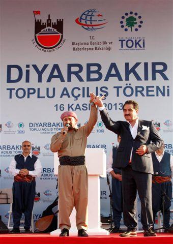 Dnyaya den her insann zgrce yaama hakk vardr. Sayn Babakan Almanya?da  sene nce demiti ki, asimilasyon bir insanlk suudur, bir gnahtr. Bu lkede asimilasyon olmayacak, insanlar dosta yaayacak.Siz emredin biz gelelim. Yeter ki dostluk kardelik bar eli her zaman birbirini tutsun.''