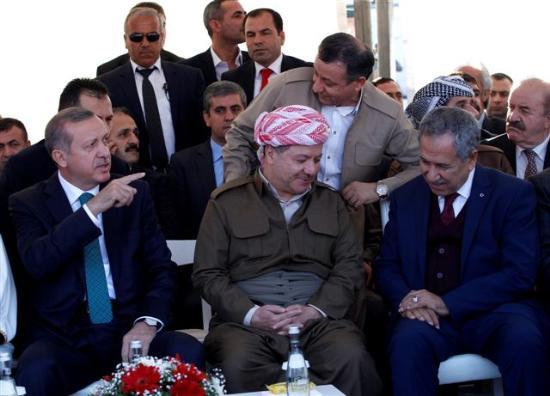 Protokol srasnda oturan Babakan Erdoan, Barzani ve Babakan Yardmcs Blent Arn'n da sohbet ettikleri grld.