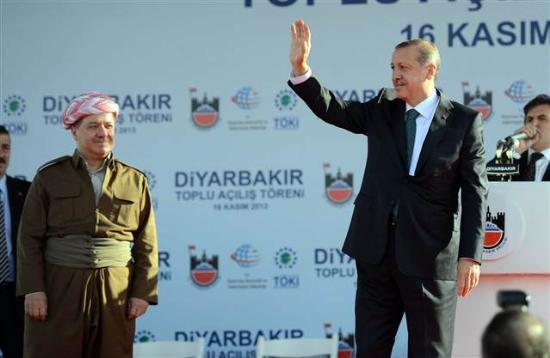 <p><b>BABAKAN LK KEZ 'KRDSTAN' DED</b></p>    Babakan Recep Tayyip Erdoan Diyarbakr'da yapt tarihi konumada, "Dadakilerin indiini, cezaevlerinin boaldn greceiz" dedi. Erdoan'n bu szleri genel af sinyali olarak yorumland. te yandan Babakan Erdoan ilk kez Krdistan kelimesini kulland ve ''Kuzey Irak Krdistan Blgesi?ndeki deerli kardelerimizi muhabbetle selamlyorum'' dedi.