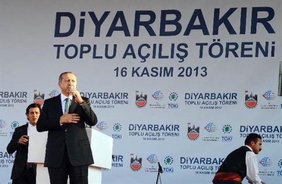 Diyordu ki ?zlme sen zlme. Ban ne eme. Gn olur kavuuruz. Dert etme Diyarbakr. Alama sen alama. Kanl bezler balama. Bu yangn sner bir gn. Alama Diyarbakr. Ey frtnal bayr, ey mazlum Diyarbakr. Dalarnda kzl ate. Alnmda kzl bakr. idemler solar gibi, anneler yanar gibi. Dizlerine dkldm. Alama Diyarbakr?