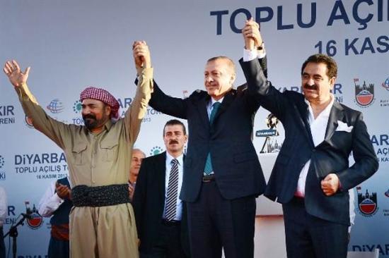 Ben yandm siz yanmayn Allah akna diyordu. imdilik Hoakaln zm diyordu. Hoa kal ey sevgilim Trkiye diyordu. Ne var ki vatana hasret, dosta hasret ekilde tam 13 yl nce bugn bir 16 Kasm?da gurbette hayata veda etti. Ahmet Kaya?y Diyarbakr?n Malatya?nn evladn, Trkiye?nin sesini, sevgili dostum Ahmet Kaya?y rahmetle yad ediyorum.