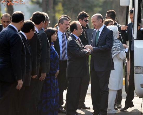 Babakan Erdoan' Diyarbakr Havaalimannda ileri Bakan Muammer Gler, Milli Eitim Bakan Nabi Avc, Gda Tarm ve Hayvanclk Bakan Mehdi Eker, Diyarbakr Valisi Mustafa Cahit Kra, Diyarbakr Bykehir Belediye Bakan Osman Baydemir, Diyarbakr Bamsz Milletvekili Leyla Zana, BDP milletvekilleri Srr Sakk, Altan Tan, Esat Canan ile l Emniyet Mdr Recep Gven ve teki yetkililer karlad.