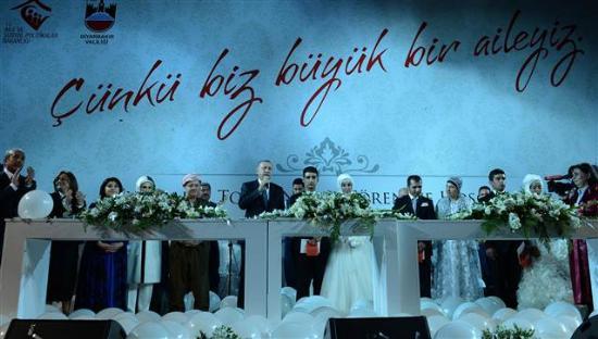 Babakan Erdoan, Barzani, Perver ve Tatlses daha sonra 400 iftin nikahnn kyld toplu dne geti.