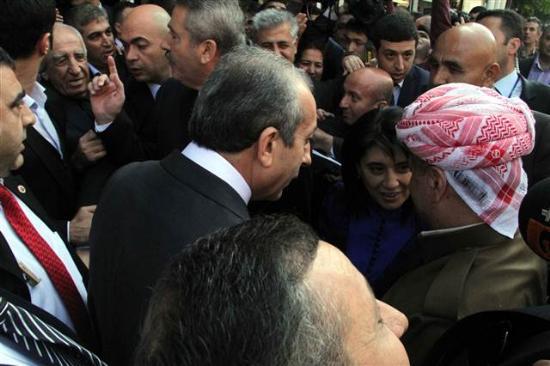 <p><b>DUYGULU ANLAR YAANDI</b></p>  Ardndan 37 yl sonra Diyarbakr'a gelen Perver de otelin nnde Milletvekilleri Zana ve Tan ile vatandalarn "hogeldin" sloganlar ve alklar eliinde karland. Zana ve Tan ile kucaklaan Perver'in duygulu anlar yaad grld. Perver'i karlamaya gelen hayranlarnn younluu nedeniyle otel nnde izdiham yaand.