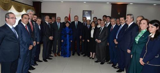 Diyarbakr'da tarihi bir gn yaand. Her ynyle 'ilk'lerin gnyd... Babakan Recep Tayyip Erdoan, Irak Krdistan Blgesel Ynetimi Bakan Mesud Barzani ile bulutu. Barzani 21 yl sonra Gneydou'ya geldi. Krt arkc ivan Perver 37 yl sonra Trkiye'ye geldi. brahim Tatlses, Perver ile det yapt. Tatlses, vurulduktan sonra sahnede ilk kez trk syledi. Babakan Erdoan, ilk kez BDP'li bir belediyeyi ziyaret etti.