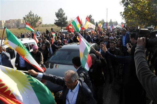 te yandan bir grup gen de Irak'tan Barzani'yi karlamak iin Diyarbakr'a geldi. Irak'n Erbil kentinden geldiklerini belirten Rezan Nirvani, Barzani'yi karlamak istediklerini syledi.