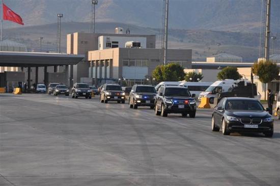 <p><b>BARZAN VE PERVER 50 ARALIK KONVOYLA GELD </b></p>  Babakan Recep Tayyip Erdoan'n Diyarbakr programna davet ettii Irak Krt Blgesel Ynetimi (IKBY) Bakan Mesut Barzani ve sanat ivan Perver, rnak'n Silopi ilesi yaknlarndaki Habur Snr Kaps'ndan sabah 07.50'de Trkiye'ye giri yapt.