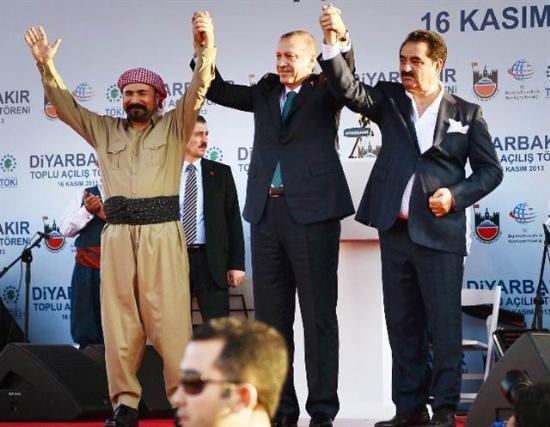 Ah diyorum, ah o da burada olsayd. Ben Pnarhisar?a giderken o da uurlamaya gelmiti. O da arklaryla trkleriyle bu kardeini uurlamaya gelmiti. Sevgili Tatlses ile Perver?i keke bizimle dinleseydi. Bizimle elik etseydi. Mukadderat. Ben una yrekten inanyorum. Bugn Diyarbakr?daki bu buluma, bu hasret giderme var ya, bugn Diyarbakr?da ayn gkyznn altna kurduumuz muhabbet ortam var ya, Yunus Emre?nin Mevlana?nn Hac Bekta- Veli?nin ruhunu muazzez etmitir. 13 yl nce aramzdan ayrlan Ahmet Kaya?nn ruhunu da muazzez etmitir.