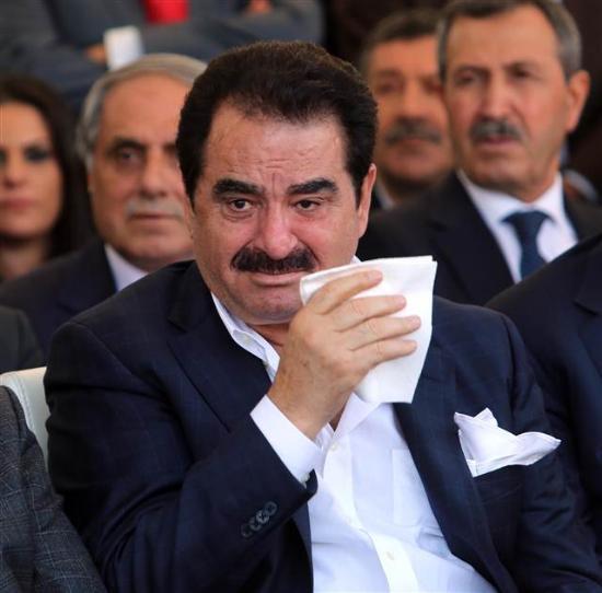 <p><b>BABAKAN'IN KONUMASI ALATTI </b></p>  Babakan Erdoan'n konumas srasnda protokol srasnda oturan Babakan Yardmcs Blent Arn ve brahim Tatlses'in alad grld.