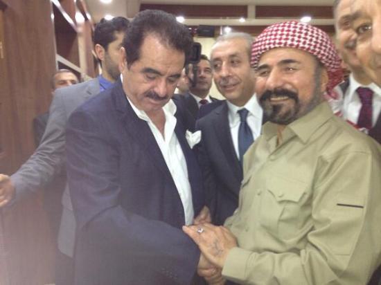 Valilik nnde bekleyen gazeteciler Perver ve Tatlses'e youn ilgi gsterdiler.