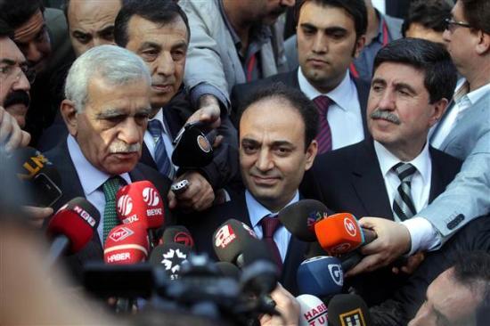 Gazetecilerin Baydemir'in yapt espriye Babakan Erdoan'n ne yant verdiini sormas zerine Baydemir, "Esprili bir yant verdi" ifadesini kulland