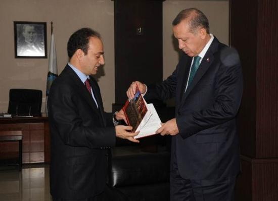 Ho bir sohbetlerinin olduunu belirten Baydemir, unlar syledi:   ''Milletvekillerimizi le birlikte karladk. erde son derece verimili ho esprili bir sohbetimiz oldu. Diyarbakr halkmz asndan da nemli bir grme oldu. bu buluma hepimizin acil ihtiya duyduu eitlik zgrlk kardelik hukuku temelinde nihai bir bara da katk sunmu olur. Ben ok teekkr ediyorum. Sayn Babakan ile aramzda yle bir espri de geti. 'Ben giderayak siz geldiniz sayn Babakanm' dedim, 'Daha nce gelseydiniz birka proje alrdk sizden' dedim. Dicle Vadisi ve rayl sistem projesini grtk. Bizden sonrakilere kap am olduk.''