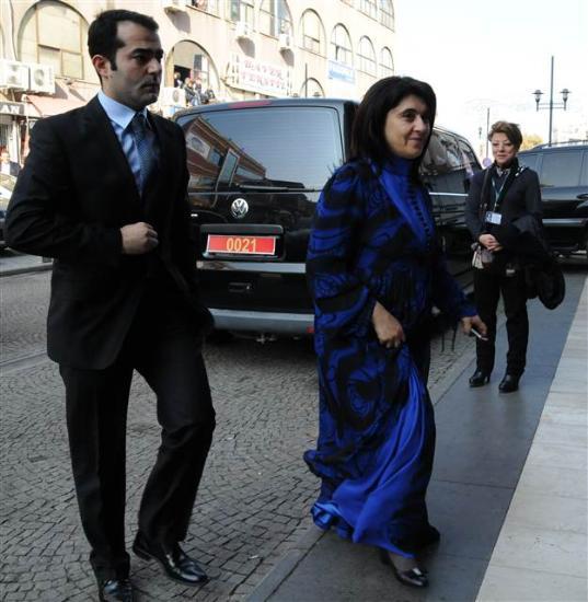 Yresel kyafet giyinen Zana, Barzani ile kucaklat.