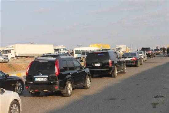 Irak Krdistan Blgesel Ynetimi Bakan Mesud Barzani, 21 yl sonra Diyarbakr'a geldi. Barzani ile birlikte yola kan sanat ivan Perver, Diyarbakr'a kalabalk bir konvoy eliinde geldi.