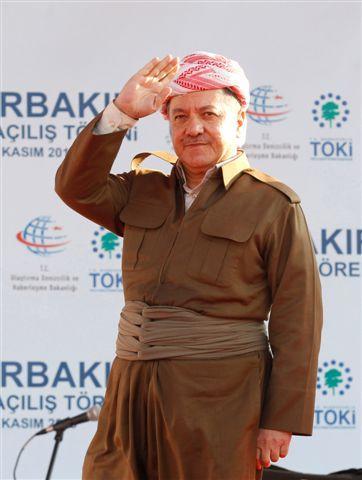 <p><b>BARZAN KRTE KONUTU, TRKE BTRD</b></p>  Trende krsye ilk kan Irak Krdistan Blgesel Ynetimi Bakan Mesud Barzani oldu. Barzani konumasn Trke szlerle bitirdi.