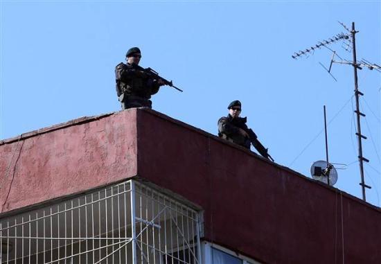 Alann evresindeki binalara keskin nianclar yerletirildi.