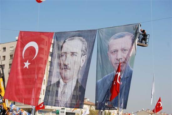 Babakan Recep Tayyip Erdoan'n Diyarbakr'daki temaslar kapsamnda bugn bin 300 tesisin toplu alnn gerekletirecei Kantar Kava'ndaki tren alannda hazrlklar tamamland. ok sayda basn mensubunun izleyecei programn gerekleecei tren alanna Babakan Erdoan'n dev posterleri ve AK Parti bayraklar asld.