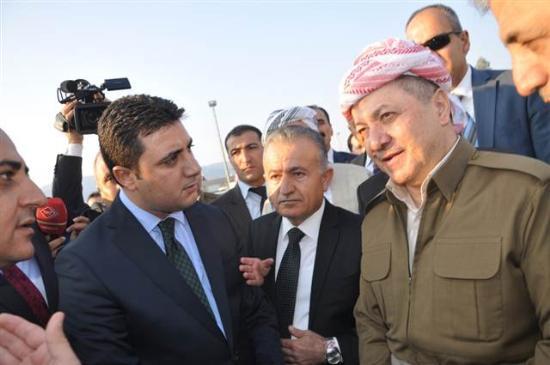Gazetecilerin sorularn yantsz brakan Barzani ve Perver tekrar aralarna binerek, Diyarbakr'a doru hareket etti. Barzani'ye Milletvekili Dindar ve Vali Vekili Akgn de elik etti.