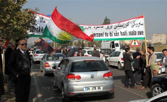 ehir giriinde yaklak bin kii, Barzani?yi karlamak iin topland.