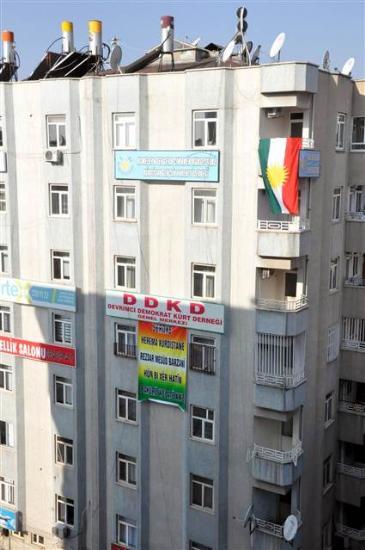 <p><b>DYARBAKIR'DA BARZAN PANKARTI</b></p>  Mesut Barzani iin Diyarbakr?n merkez Yeniehir lesi?nde ise Krdistan Genlik Hareketi Dernei, Kuzey Irak?ta kullanlan Krdistan bayra asarken, Devrimci Demokrat Krt Dernei ise Krte, ?Krdistan blgese sayn Mesut Barzani Kuzey?deki vatannza hogeldiniz? yazl pankart ast