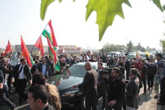 Kalabalk nedeniyle trafiin aksamas zerine bir vatanda polis aracndan yolun almas iin Krte-Trke anons yapt.