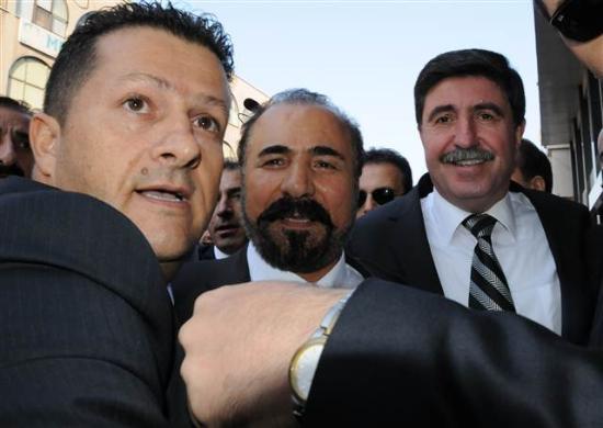 Gazetecilerin sorularn yantsz brakan Barzani otele giri yapt.