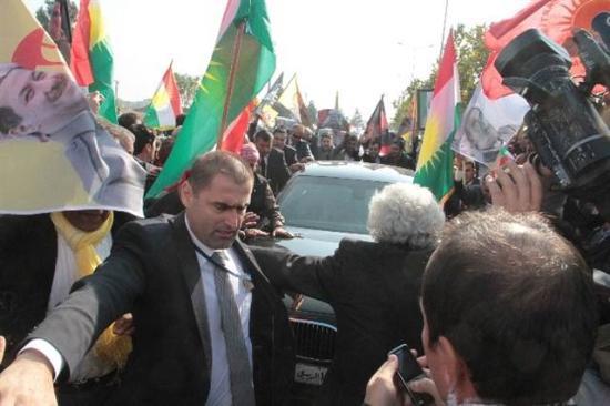Barzani ve Perver, uzun bir konvoy halinde kent merkezine doru hareket etti.