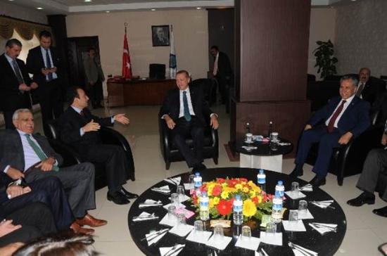 <p><b<GRMEDE LGN DYALOGLAR </b></p>  Baydemir'in, "Msaadeniz olursa bugn sizin sk sk kullandnz bir tabirle hitap edeceim. Kardelik hukuku, dostluk hukuku, muhabbet hukuku ki o hukuka dayanarak yerel yneticilikte 10. ylm geride brakyorum. Msaadeniz olursa yerel yneticilikte sizden daha deneyimliyim" demesi zerine Babakan Erdoan, "bana msade etmediler, ne yapaym?" ifadesini kulland.