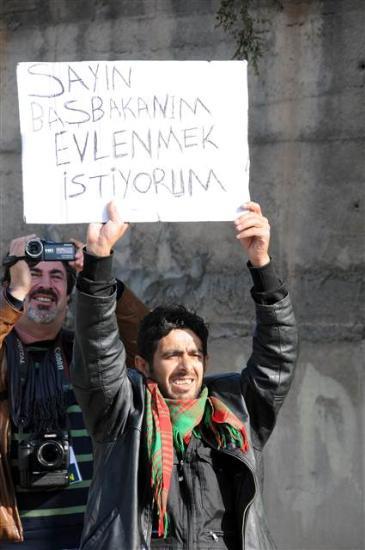 Bu arada bir vatandan da ''Evlenmek istiyorum'' yazan bir pankart tad grld.